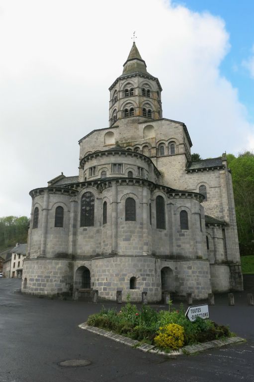 Journée de tourisme plus au Sud. Ici la basilique d'Orcival
